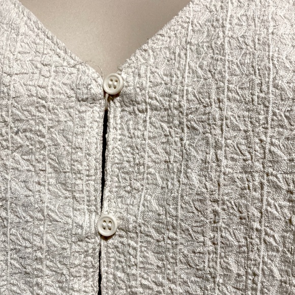 B.P Cropped Ivory V Neck Button with Loop Closure Short Sleeve Top Womens 3X - Picture 3 of 12